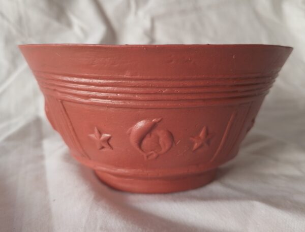 Ref. 14 .- Imitación cuenco  de  terra sigillata hispánica con  relieves  de  motivos marinos y estrellas + isla del Fraile de Urcilla