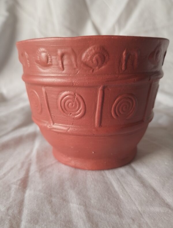 ref. 15 .- Imitación vaso pequeño de terra  sigillata  hispánica con motivos geométricos de Urcilla