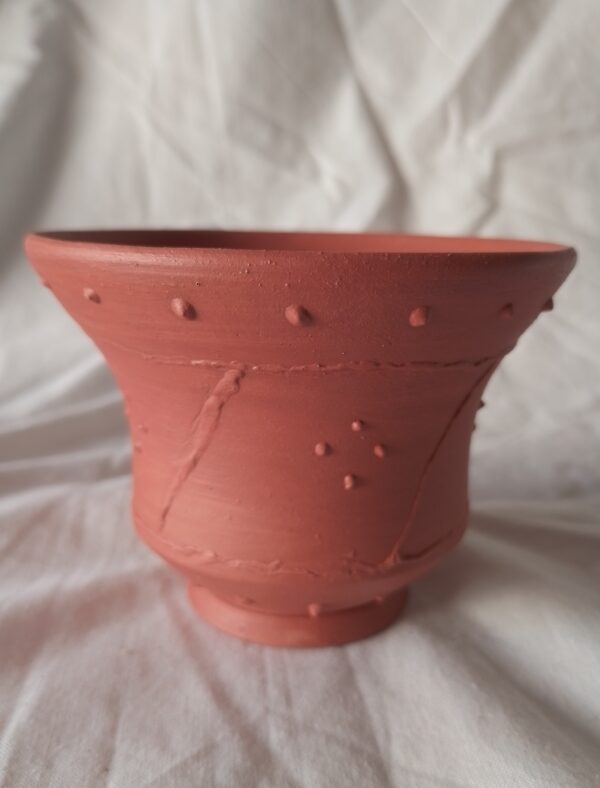 Ref. 16 .- Imitación vaso pequeño de  terra  sigillata  hispánica  con  decoración a  la  barbotina  de  Urcilla